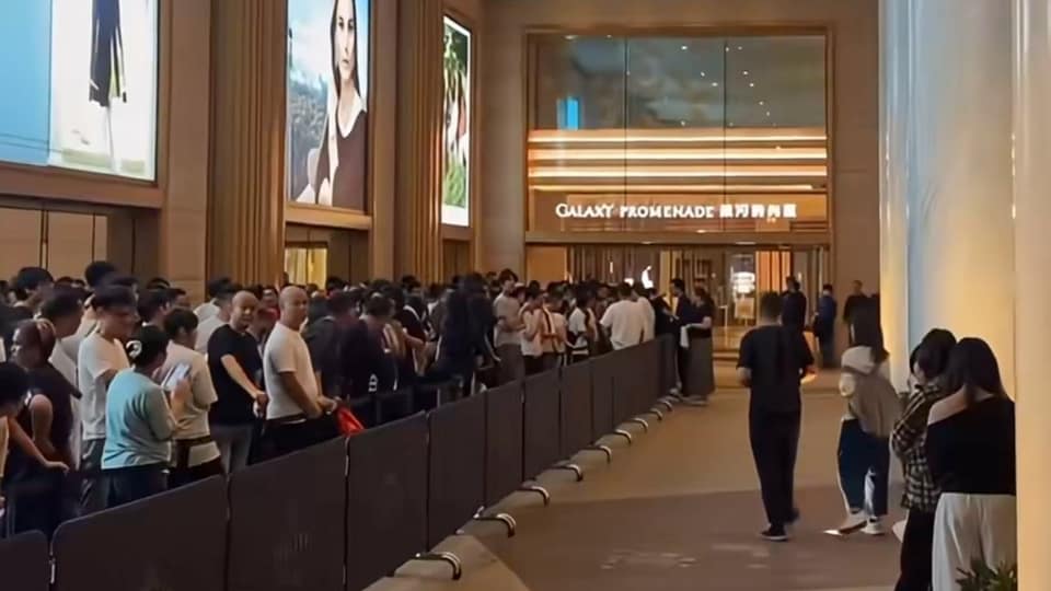iPhone Duo buyers line up days early despite high chance of heartbreak