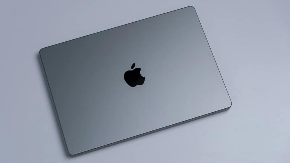 6 custom gestures that make my MacBook trackpad even better