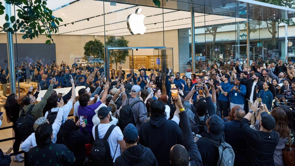 iPhone Duo Brings Back Long Lines at Apple Stores