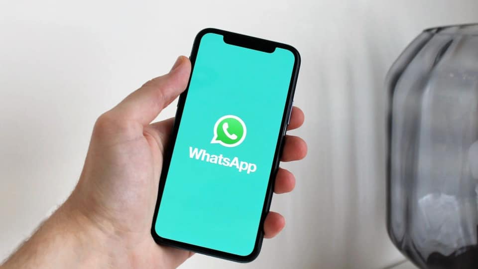 WhatsApp tests in-app browser that would let iPhone users skip Safari